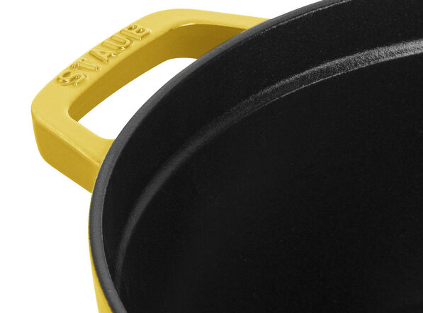 L'intérieur noir d'une cocotte Staub