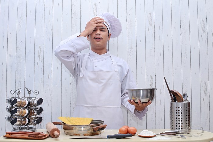 Un cuisinier avec un plat trop salé